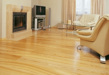 Nowoczesne posadzki, które umożliwiają błyskawiczne wykończenie wnętrz, wcale nie muszą być hałaśliwe. Warunek: podczas wykańczania domu trzeba starannie odizolować elementy, przez które mogą się przenosić uciążliwe dźwięki i drgania.