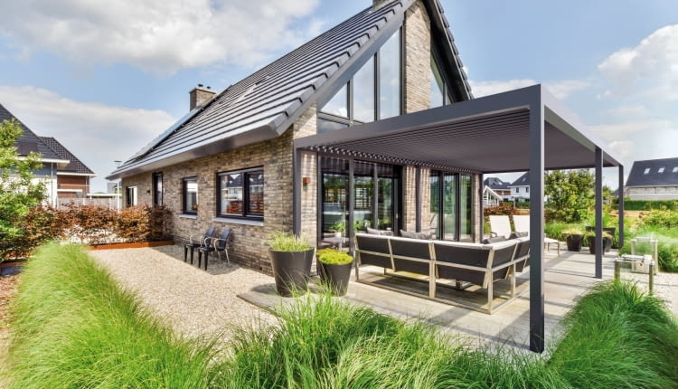 Pergola w niewielkim, miejskim ogródku? Postaw na MB-OPENSKY 120 od Aluprof