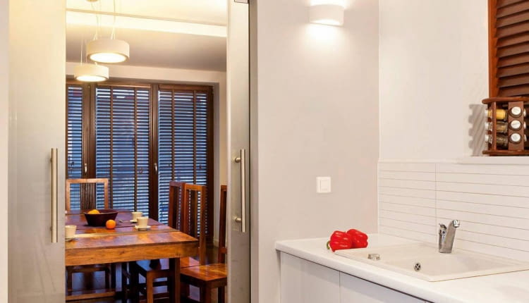 WNETRZA - KUCHNIA , ROZSUWANE DRZWI Z MATOWEGO SZKLA , OSWIETLENIE - KINKIETY PROJEKT WNETRZA ZUZANNA I KAMIL KRASUSCY / TANDEM DESIGN STYLIZACJA I FOT. MONIKA FILIPIUK - OBALEK PUBLIKACJA CZTERY KATY NR 1 (268) - 1 2014 SLOWA KLUCZOWE: WNETRZE KUCHNIA OSWIETLENIE ZDJĘCIE DO WKŁADKI: PUBLIKACJA CZTERY KATY NR 1 (268) - CZASOPISMA