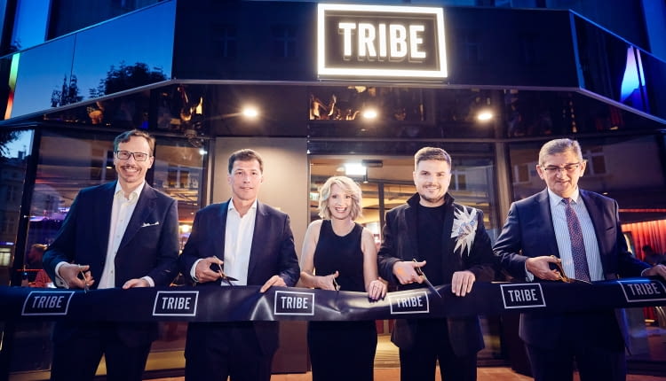 Od lewej: Dominik Sołtysik, COO Eastern Europe Essendi Gilles Clavie, CEO Essendi_Pauline Oster, Vice President & Head of TRIBE Hotels Europe & North Africa_Tomasz Schweda, Multi Site General Manager, TRIBE Krakow Old Town & Mercure Krakow Old Town _Aiden McAuley, COO Managed Hotels Europe & North Africa  Premium, Midscale & Economy, Accor