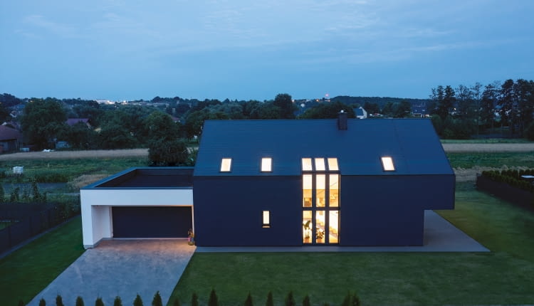 Stolarka FAKRO inspiruje architektów i inwestorów, tworząc domy pełne harmonii i nowoczesnego stylu.