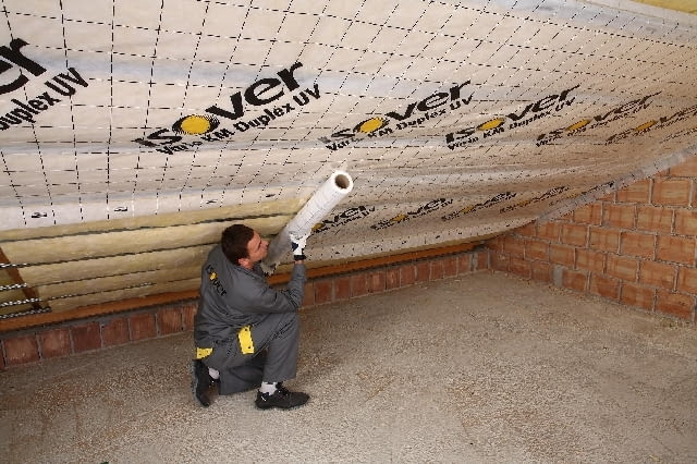 Szczelne osłanianie wełny mineralnej folią paroizolacyjną