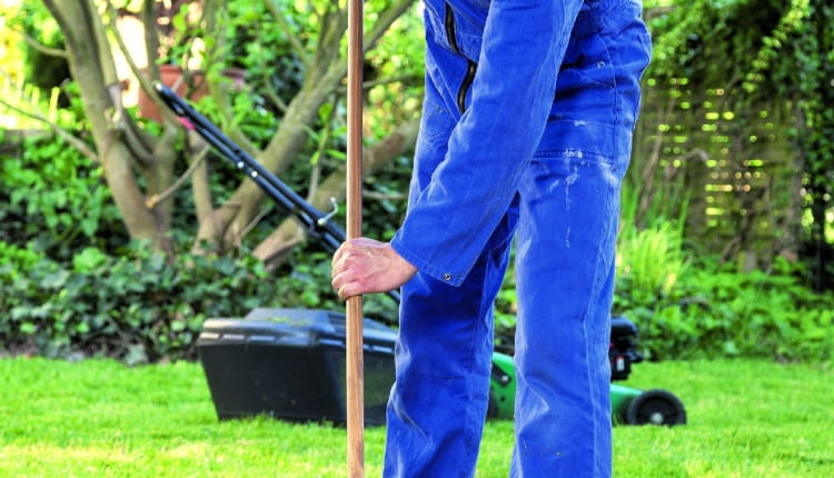 Szeroką szczotką najsprawniej zmieciemy śmieci i wyrwane chwasty.