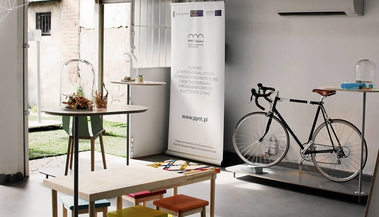 Polskie wystawy - SMAK PRZEDMIOTU. Na zatłoczonej Via Tortona wzrok przyciągała sielska wystawa 'produktów zaprojektowanych na Pomorzu'. Organizatorzy (Centrum Designu Gdynia) chcieli udowodnić, że Pomorze to inkubator, w którym rozwijają się śmiałe przedsięwzięcia. Pomysły tamtejszych designerów pokazano w niekonwencjonalny sposób - przez skojarzenia z produktami spożywczymi. Krzesło Diago (proj. Tabanda) zestawiono z bezą, która pod dotykiem przypomina gładką powierzchnię mebla. Fotel Wełna & Powietrze z nadmuchanych poduch (proj. Malafor) dobrano w parę z biszkoptem, równie miękkim i pulchnym. Zabawka edukacyjna Studia 1:1 pasowała do jabłka, wspomagającego rozwój dziecka. Wystawy będzie można też 'posmakować' na Gdynia Design Days (4-13 lipca).