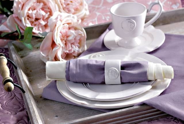 Pastele w duetach i tercetach. Wybierz z palety pasteli jeden albo dwa zbliżone do siebie odcienie i połącz je z bielą lub szarością. Takie zestawienie kolorów nada każdemu wnętrzu ponadczasową urodę, która nieprędko wyjdzie z mody. Taca - 130 zł, filiżanka - 27 zł, talerze - 25 i 28 zł, obrączka na serwetkę - 50 zł/6 szt., Inne Meb-le; serwetka - 53,80 zł/6 szt., obrus - 154 zł, Eurofirany; sztuczne róże - 39 zł/szt., Almi Decor; bieżnik (w tle) - 9,90 zł, Decorador.