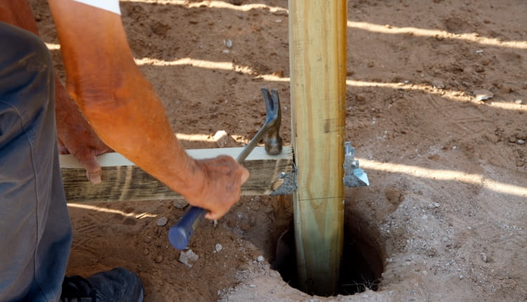 Osadzanie słupków ogrodzeniowych poniżej strefy przemarzania – jak zapewnić stabilność ogrodzenia na lata?