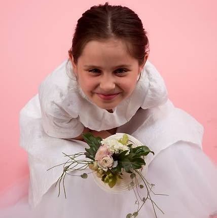 24.05.2010 WARSZAWA SESJA BUKIETY KOMUNIA KOMPOZYCJE KAROLINA LADYZYNSKA DLA CZASOPISMA BUKIETY FOT. ARKADIUSZ SCICHOCKI / AGENCJA GAZETA