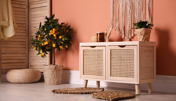 Koralowy kolor we wnętrzach: ściany i dodatki