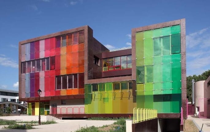 Bajecznie kolorowe centrum młodzieżowe wraz z kompleksem sportowym w podparyskim Saint-Cloud projekt KOZ