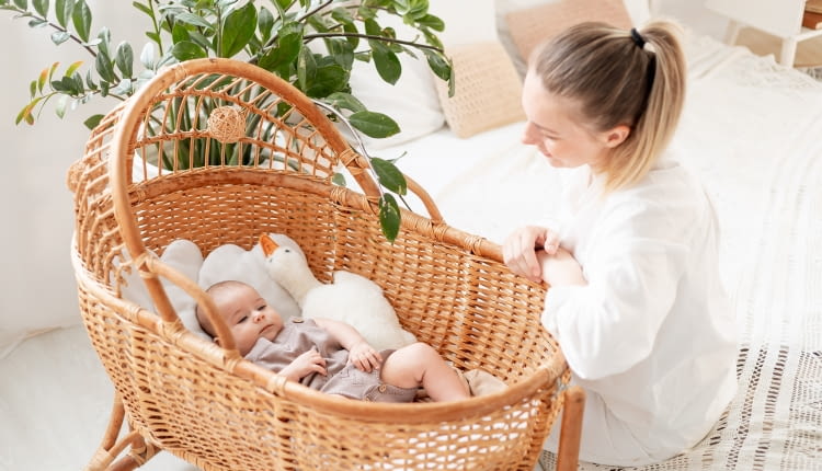 Niemowlę w sypialni rodziców: zalety, wybór mebli i bezpieczeństwo