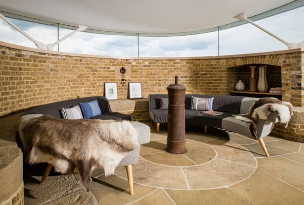 W starej wieży obronnej urządzili niewiarygodne mieszkanie