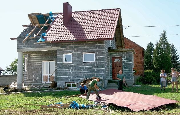 Dach zniszczony przez wichurę