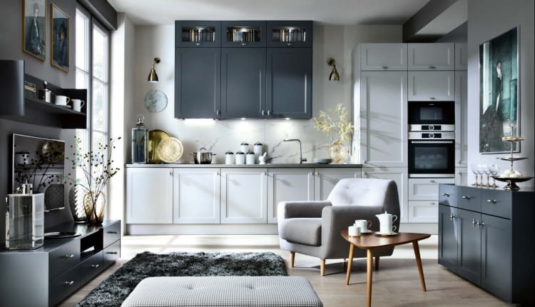 SUBTELNIE OZŁOCONE. Eleganckie szarości nabrały blasku dzięki złotym i srebrnym dodatkom, użytym w odpowiedniej proporcji. Na zdjęciu kuchnia na wymiar Senso Kitchens, 43rd Luvak Avenue.