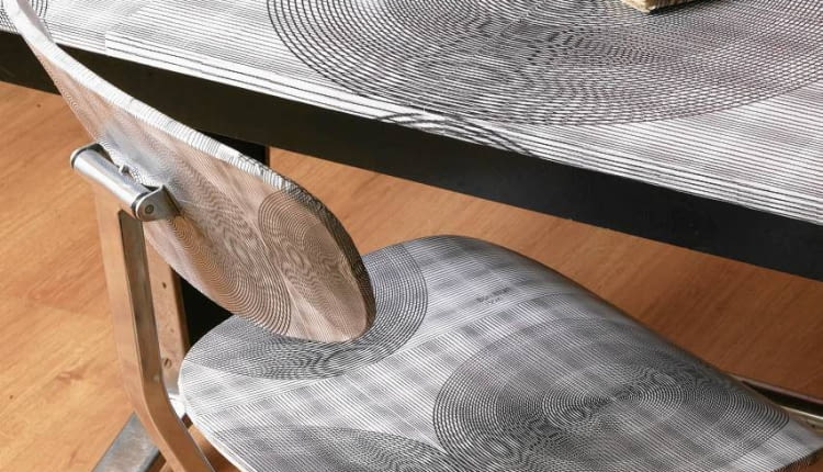 23.12.2003 WARSZAWA DLA MIESIECZNIKA "CZTERY KATY" ZDJECIA ILUSTRUJACE OKLEJANIE MEBLI PAPIEREM ZE WZOREM GRAFICZNYM GOTOWE OKLEJONE MEBLE FOT. LUKASZ ZANDECKI / AGENCJA GAZETA PUBLIKACJA CZTERY KATY NR 3 (149) - 3.2004 SLOWA KLUCZOWE: MEBLE ZDJĘCIE DO WKŁADKI: PUBLIKACJA CZTERY KATY NR 3 (149) - CZASOPISMA