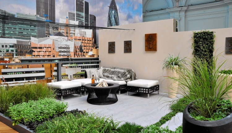 Znakiem firmowym tarasu jest umocowany do barierki ogromny ekran z laminatu (po lewej).