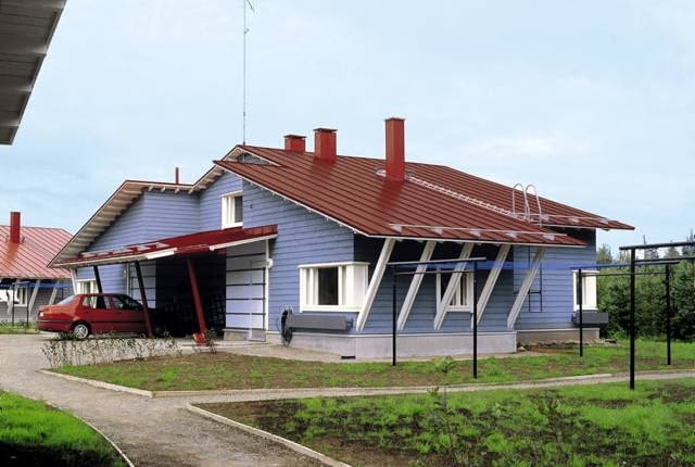 Odnowiony farbami dach pokryty blachą płaskią