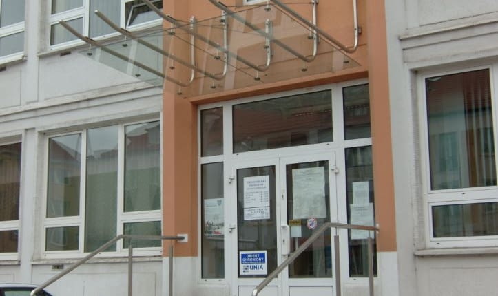 Makabryła: daszek nad wejściem do koszalińskiego ratusza