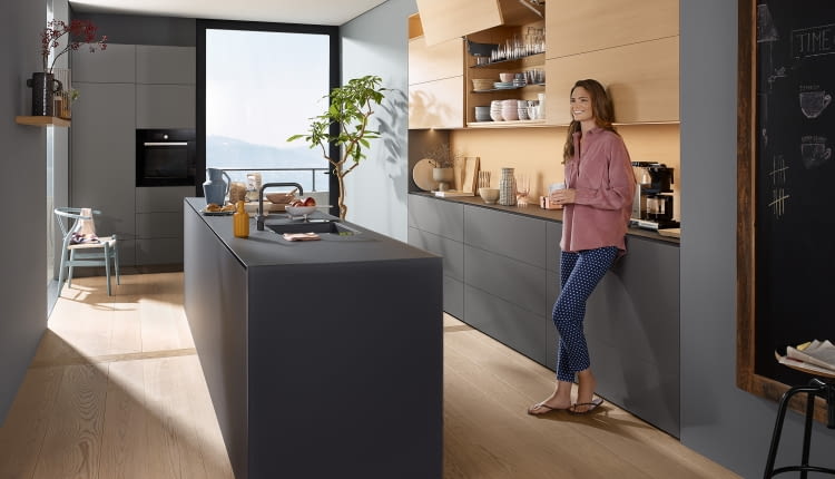 Sprytne sposoby na więcej przestrzeni w kuchni. Zobacz, jak to zrobić!