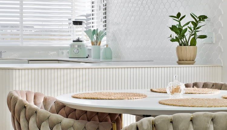 Wnętrza w stylu Loud Luxury – jakie wybrać płytki