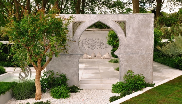 Przykład współczesnego ogrodu stylizowanego na arabski - 'Piękno Islamu', dzieło projektantki z Dubaju, prezentowane na Chelsea Flower Show.