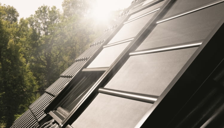 Termoizolacyjna lekka roleta zewnętrzna VELUX.