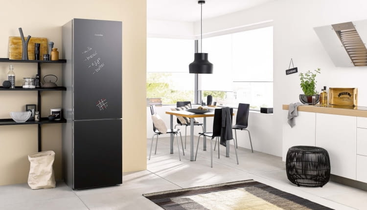 Efektowna i praktyczna. Front chłodziarko-zamrażalki XL BlackBoard Edition (model KFN 29283 D bb) może pełnić funkcję tablicy, a jego satynowaną powierzchnię czyści się tak jak powierzchnię szklaną. Chłodziarka ma m.in. Strefę PerfectFresh na świeże produkty. Przechowywana w niej żywność utrzymuje naturalny smak trzy razy dłużej niż w tradycyjnej lodówce. Miele, miele.pl