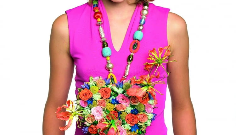 Naszyjnik z kwiatów gloriozy, róży i kraspedii, przyklejonych do tekturki w kształcie serca. Można je też nawlekać niczym koraliki na giętki drut i tworzyć kwiatowe korale.