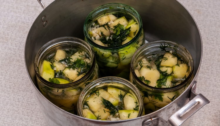 Pasteryzacja słoików w garnku