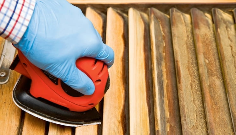 Szlifierka elektryczna z czubatym zakończeniem ułatwia dostęp do wszelkich zakamarków czyszczonych drewnianych powierzchni.