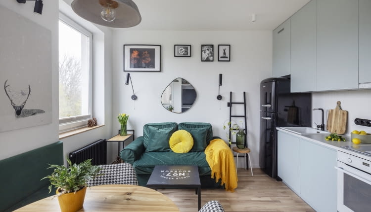 JASNE, przytulne wnętrze wykreowano z umiarem, bazując na prostych formach, małej liczbie niedużych gabarytowo mebli oraz używając naturalnych kolorów bieli i drewna, ożywionych kilkoma mocniejszymi akcentami barw. Aranżacja przywodzi na myśl skandynawskie, funkcjonalne wnętrze z wrażeniem ładu i przestronności pomimo małego metrażu.