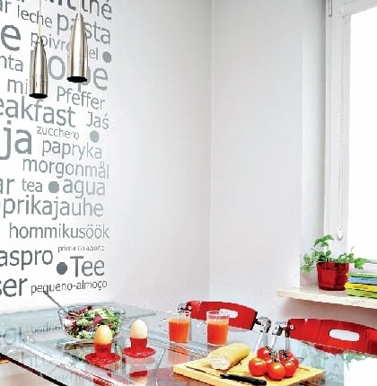 Żółtobrązowa plama w narożu przy suficie jest skutkiem awarii instalacji wodnej