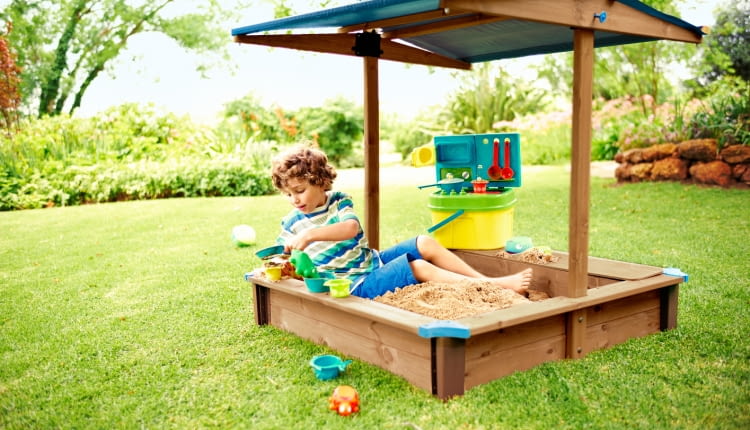 Piaskownica z daszkiem. Impregnowane drewno świerkowe. Opuszczany daszek stanowi ochronę przed zabrudzeniem, słońcem i deszczem. Składana ławeczka z przegródką na zabawki. 4 stopki z tworzywa sztucznego do ochrony przed próchnieniem. Z materiałami i instrukcją montażu. Cena 399 zł