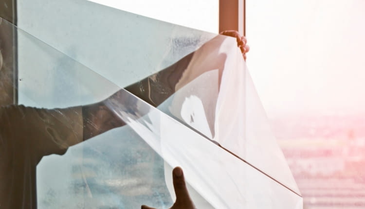 Folie chroniące przed promieniami słonecznymi sprawdzą się w każdym miejscu - zarówno w domu, biurze jak i hali produkcyjnej.