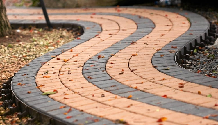 Na barwnych nawierzchniach brukowych oszczędnie używajmy preaparatów do odladzania, bo zmieniają kolor bruku.