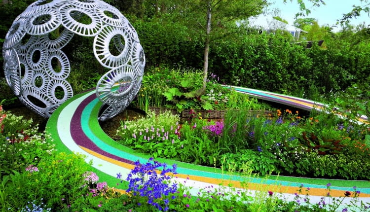 Ogród wyróżnia się rozmaitością kwitnących roślin. Wzrok przykuwają mocne elementy małej architektury:wielka aluminiowa kula oraz ścieżka o stalowej konstrukcji pomalowana w barwne pasy.