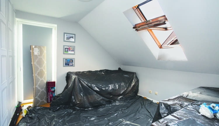 Dach starego domu często jest źródłem problemów. Dlatego remont warto zacząć od niego. Zakres prac zależy od stanu dachu i rodzaju istniejącego pokrycia.