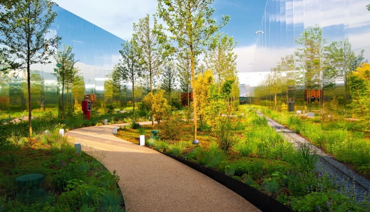 Obraz MINISADU urządzonego na dachu Polskiego Pawilonu jest powielany przez otaczające go metalowe zwierciadła.