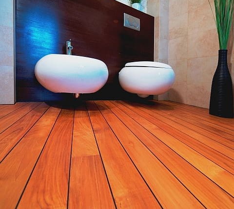 Naturalny kolor desek podłogowych Teak skomponuje się z bielą ceramiki