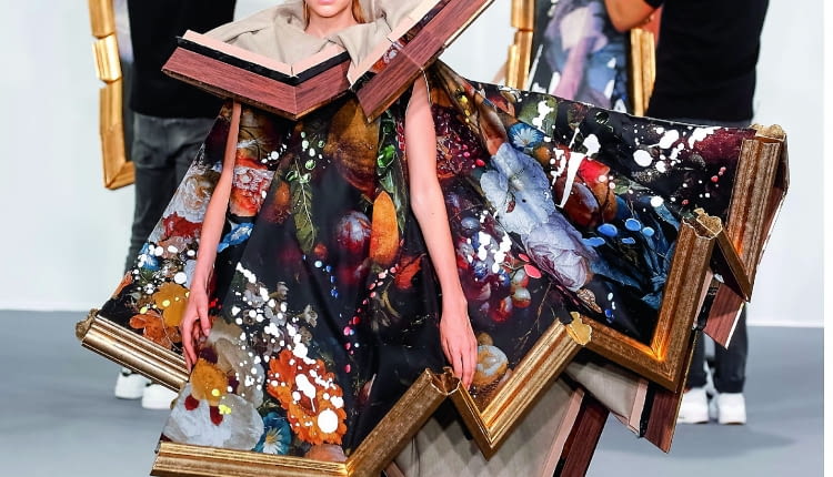 Suknia obraz . Czyli oryginalny pomysł duetu modowego Victor & Rolf. Kolekcja haute couture 2015/2016/East News.