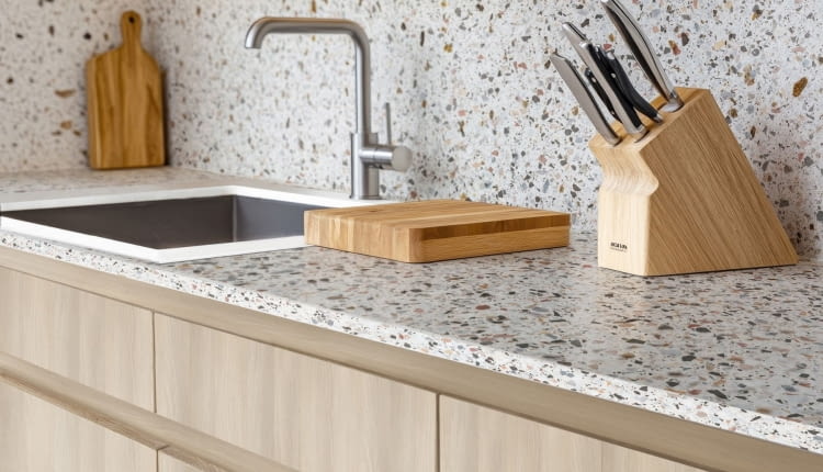 Woodeco_Blat UltraFit Terazzo Colore PK9020_płyta laminowana Akacja Świetlista PD7092