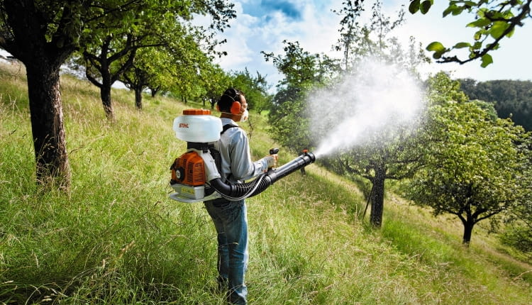 Spalinowy opryskiwacz Stihl SR 430, 14 l, o dużym (do 14,5 m) zasięgu, ok. 2000 zł, Stihl