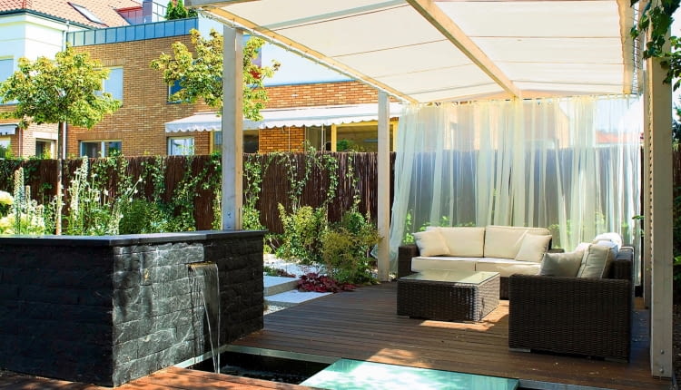 PRZEJRZYSTE ZASŁONY dodają altance intymności, a przy tym nie zabierają światła.