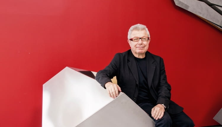 Daniel Libeskind - Jeden z najbardziej znanych i cenionych współczesnych architektów. Urodził się w Łodzi w 1946 roku, w wieku 11 lat wyemigrował z rodzicami początkowo do Izraela, potem do Stanów Zjednoczonych. Zaprojektował między innymi Muzeum Żydowskie w Berlinie, Muzeum Wojskowo-Historyczne Bundeswehry w Dreźnie i apartamentowiec Złota 44 w Warszawie. Jest również współautorem projektu największego z budynków postawionych na miejscu zburzonego kompleksu World Trade Center w Nowym Jorku oraz projektantem Sapphire, apartamentowca budowanego właśnie w Berlinie - jego wizualizacja znajduje się na okładce niniejszego dodatku.