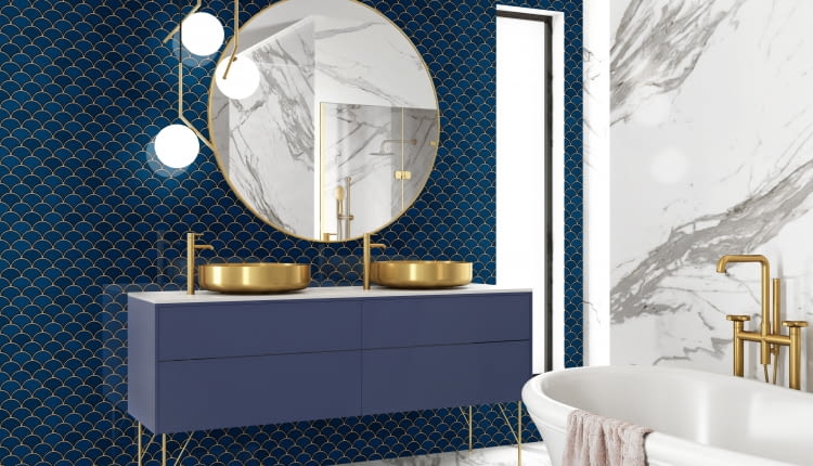 Mozaika w kolorze głębi oceanu to wyśmienity wybór do eleganckiej łazienki, w której ciemna barwa małych płytek uwydatnia elegancję wszechobecnego, wielkoformatowego marmuru i złota, Raw Decor