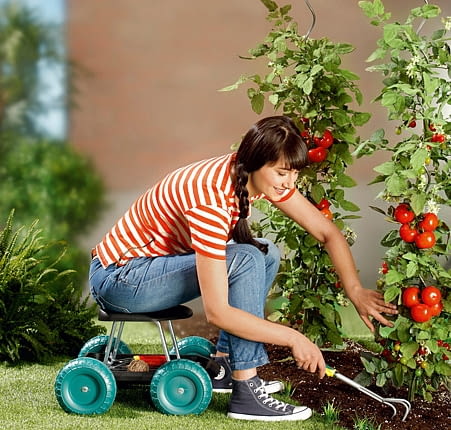 Narzędzia ułatwiające pracę w ogrodzie. Siedzisko na kółkach
