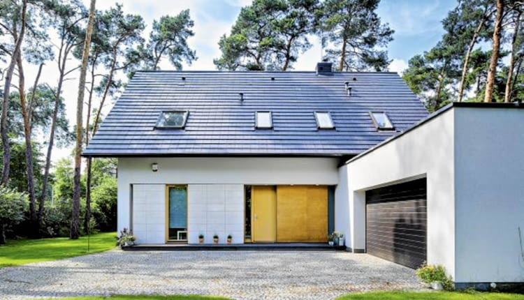 Zaletą tego domu jest prosta, zwarta bryła i tradycyjne materiały wykończeniowe, co umożliwia szybką realizację oraz rozsądek w wydawaniu pieniędzy na budowę i eksploatację. Aby dodać wejściu elegancji, fragment elewacji wykończono płytami z piaskowca