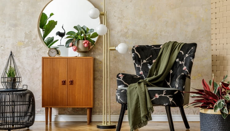 Złota lampa w aranżacji wnętrza