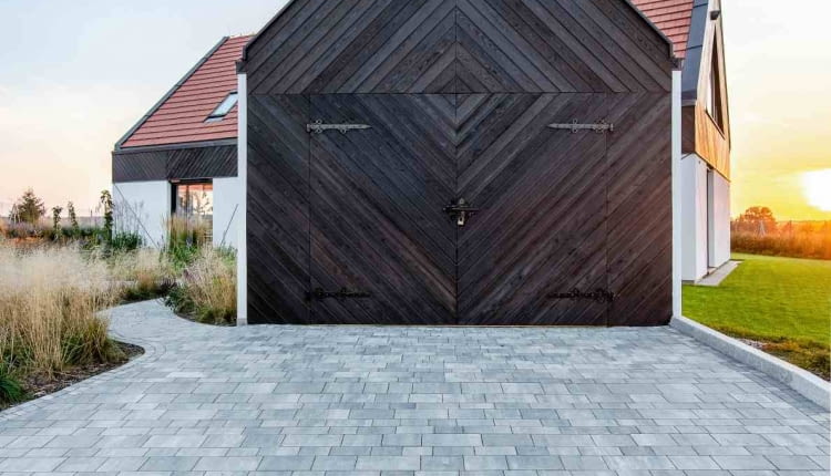 Na tę siedzibę składają się dwa umieszczone obok siebie i połączone przejściem obiekty: pierwszy, większy, to część mieszkalna, usytuowana na dwóch kondygnacjach, a w drugiej, przypominającej wiejską komórkę czy budynek gospodarczy, zlokalizowano garaż. Bramę garażu stworzono z desek z ciemnego modrzewia syberyjskiego, ułożonych w masywny wzór geometryczny, w którym na pierwszy rzut oka trudno dostrzec uchylne skrzydła