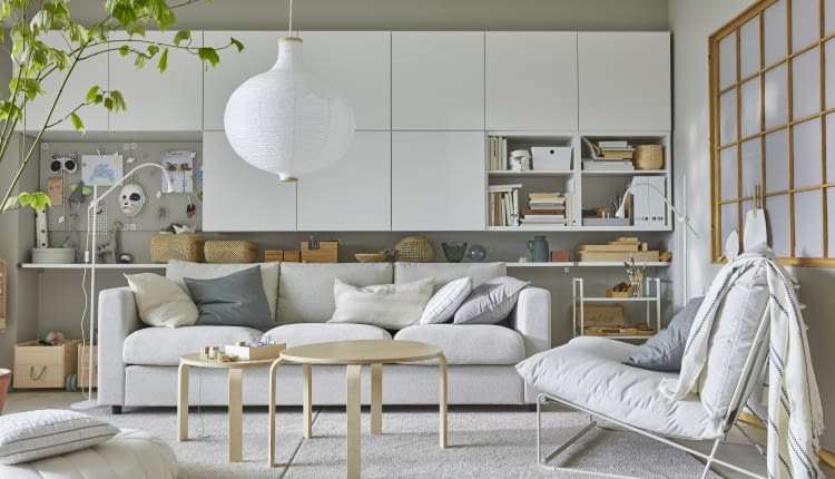 W skandynawskim salonie biel jest zarezerwowana nie tylko dla ścian domu, lecz także dla mebli i dodatków, takich jak pudełka, kosze, poduszki, zasłony, lampy, naczynia czy ramki na zdjęcia. Przełamuje ją barwa drewna i zieleń roślin.