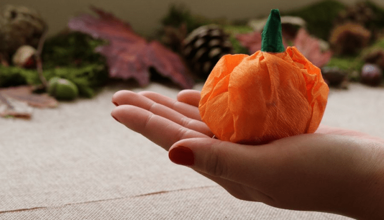 Jak zrobić z dziećmi papierowe dynie wypełnione cukierkami